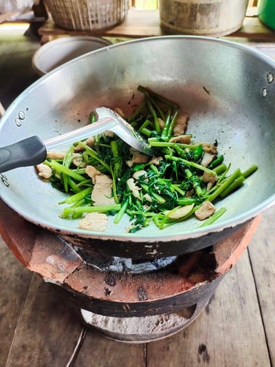 วิธีทำ ผัดผักบุ้งหมูชิ้นเต็มคำ