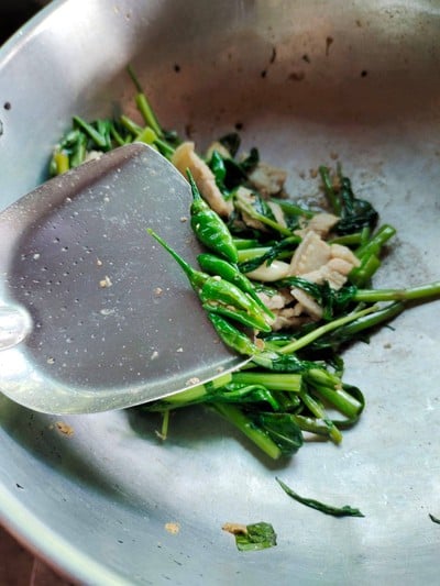 วิธีทำ ผัดผักบุ้งหมูชิ้นเต็มคำ