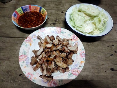 สามชั้นย่างน้ำจิ้มแจ่ว