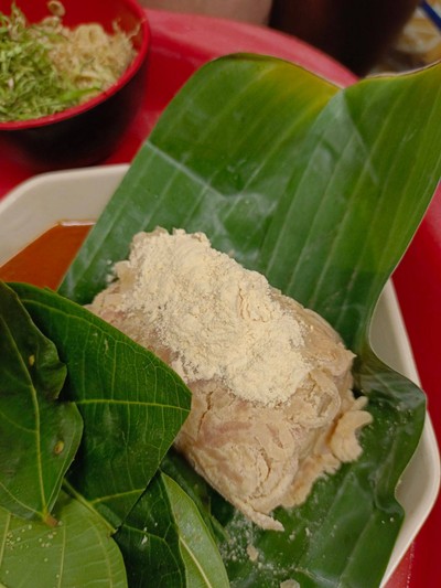 หนังหมูคลุกถั่ว(เดา)