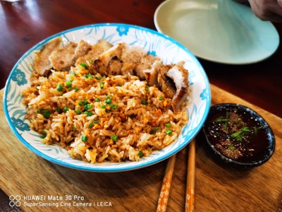 ข้าวผัดกระเทียมน้ำตกคอหมูย่าง