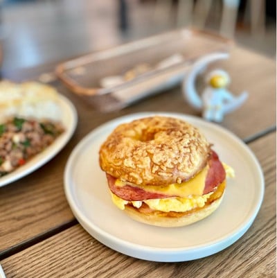 🥯 Bagels Mozzarella Ham Egg And Cheese. (Price 129 Baht.)