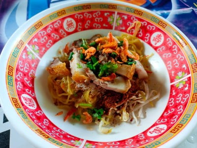 ก๋วยเตี๋ยวแห้งหมูกรอบต้มยำ