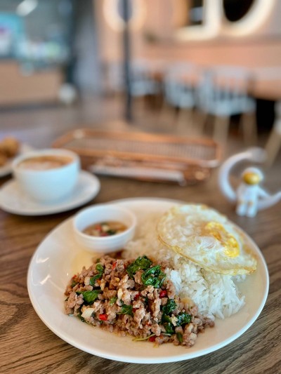 🍛 ข้าวกะเพราหมูสับไข่ดาว. (ราคา 80 บาท)