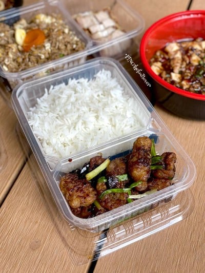 ข้าวปลาทอดผัดซอสถั่วดำ