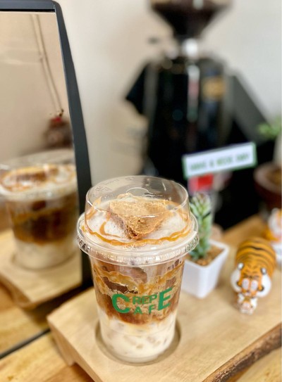 ☕️ Iced Caramel Macchiato. (Price 70 Baht.)