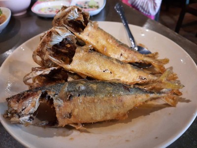 ปลาทูสดทอดราดน้ำปลา