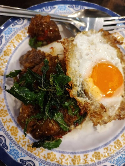 ข้าวกะเพรากรอบเป็ดตุ๋นยาจีน