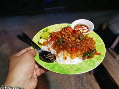 กระเพราวุ้นเส้นรวมจานโต 50 บาท