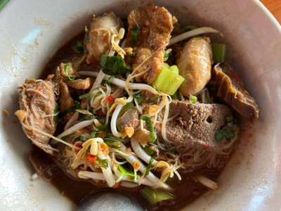 เส้นหมี่หมูน้ำตก