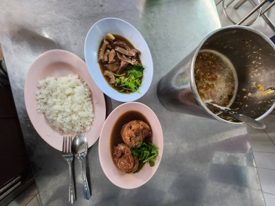 อาหาร หรือ เครื่องดื่ม