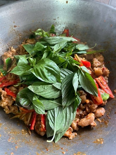 วิธีทำ “ผัดเผ็ดขาหมู”