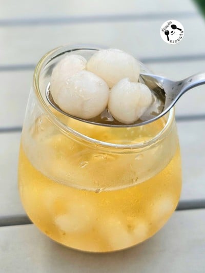 น้ำลำไยสด พร้อมเนื้อลำไยจุก ขนาด 330 ml