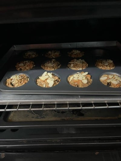 วิธีทำ Flourless oatmeal raisin carrot cake วิธีทำ Flourless oatmeal raisin carrot cake