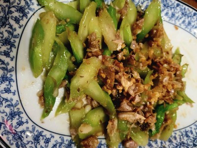 ก้านคะน้าผัดปลาเค็ม