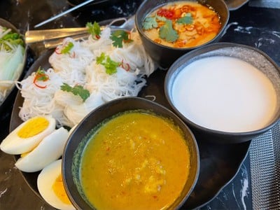 ขนมจีนน้ำยาปู ซาวน้ำ และ น้ำพริก