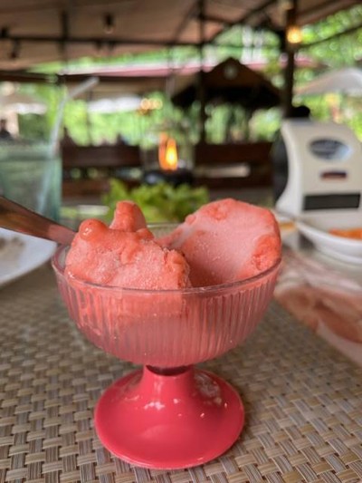 ไอศกรีมสตรอเบอรี่เชอเบต