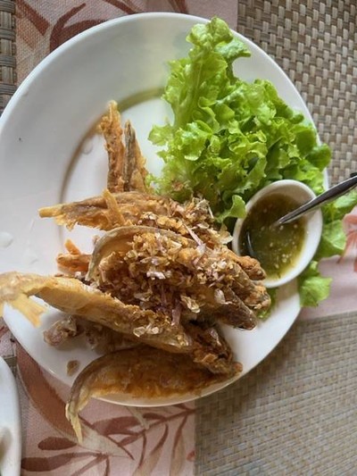 ปลาเนื้ออ่อนกระเทียมทอด