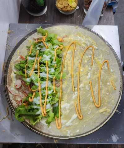 เครปสลัดผัก-ไข่ต้ม-ปูอัด-ไส้กรอก