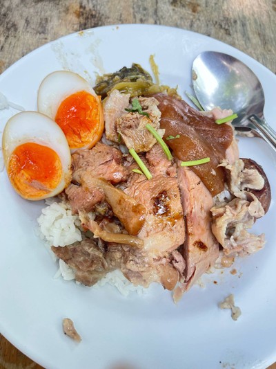 ข้าวขาหมูพิเศษใส่ไข่