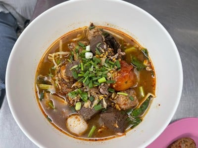 ข้าวซอยน้ำเงี้ยวสาขาสุขุมวิท 24(เจ้าเก่าเจ้าเดิมติดกับร้านเก่าเลยเจ้า) สุขุมวิท 24