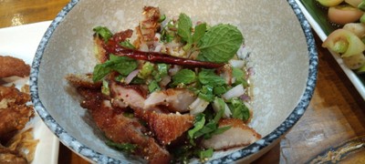 ยำคอหมูคุโรบูตะทอด