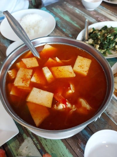 แกงส้มกุ้งยอดมะพร้าวอ่อน