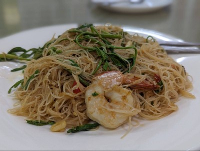 เส้นหมี่ผัดกระเฉดกุ้ง