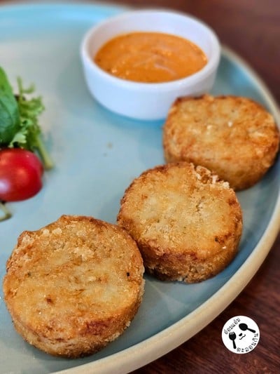 Crab Cake with Spicy Homemade Sauce
