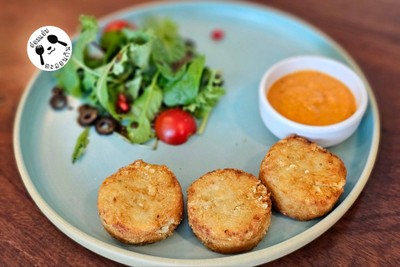 Crab Cake with Spicy Homemade Sauce