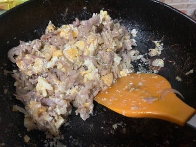 วิธีทำ จิ้นส้มคั่วไข่ (แหนมผัดไข่สไตล์ล้านนา)