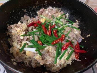 วิธีทำ จิ้นส้มคั่วไข่ (แหนมผัดไข่สไตล์ล้านนา)