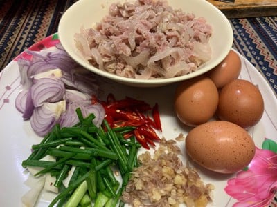 วิธีทำ จิ้นส้มคั่วไข่ (แหนมผัดไข่สไตล์ล้านนา)