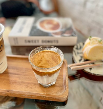 ☕️ Dirty Latte. (Price 85 Baht.)