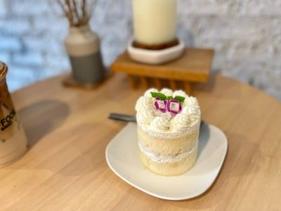 🥥 Coconut Cake. (Price 90 Baht.)