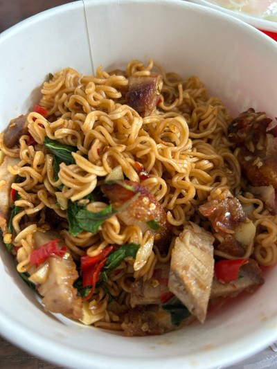 กะเพรามาม่า-หมูกรอบ