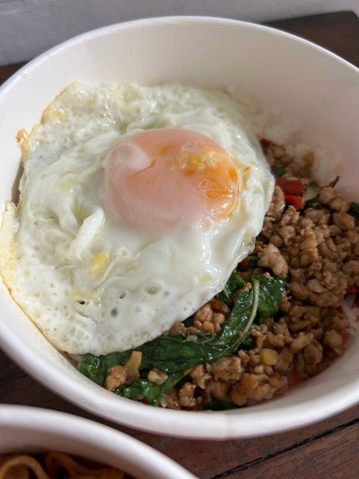 กะเพราหมูสับ+ไข่ดาว