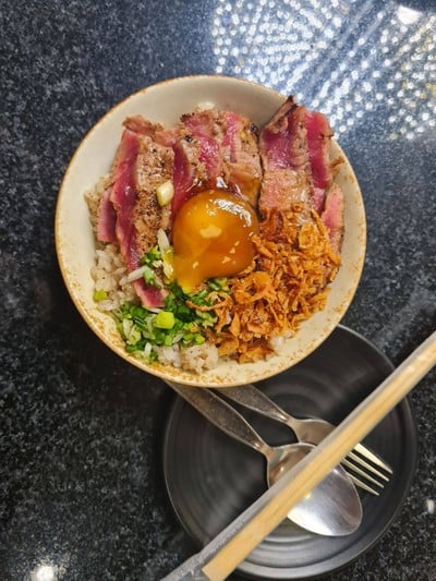 ข้าวผัดเนยกระเทียมสเต็กเนื้อหอมเจียวไข่ดองโชยุ (พิเศษ)