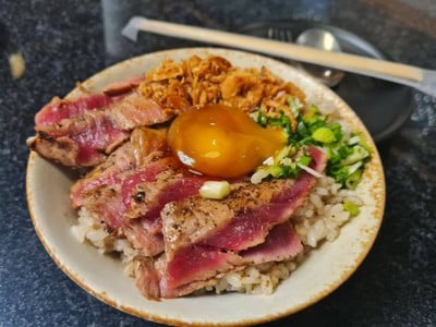 ข้าวผัดเนยกระเทียมสเต็กเนื้อหอมเจียวไข่ดองโชยุ (พิเศษ)