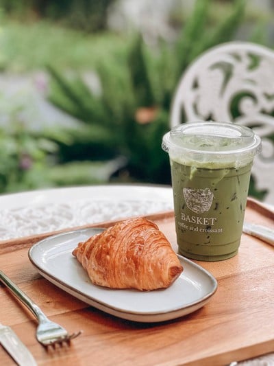 BASKET - coffee and croissant BASKET - Coffee and croissant