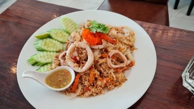 ข้าวผัดทะเลคั่วพริกเกลือ