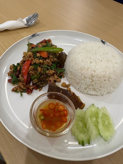 กะเพราไข่เยี่ยวม้า