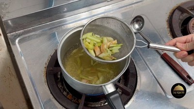 วิธีทำ ซอสน้ำพริกเผาต้มยำ (EP.3/3 ซีรี่ส์ เมนูสเต็กวีแกนเห็ดออรินจิ)