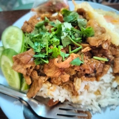 หมูกระเทียมไข่ดาวราดข้าว