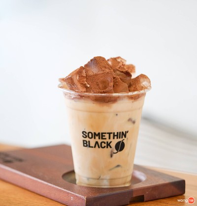 SOMETHIN' BLACK coffee & bakery พระโขนง คลองตัน