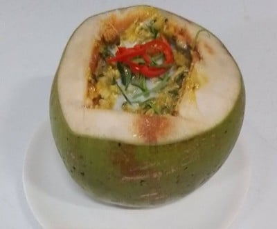 ห่อหมกผัดซีฟูดในมะพร้าวอ่อน