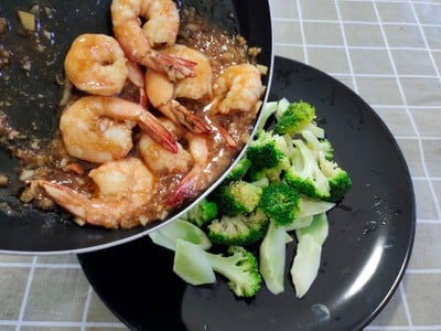 วิธีทำ ผัดบล็อคโคลี่กุ้ง วิธีทำ ผัดบล็อคโคลี่กุ้ง