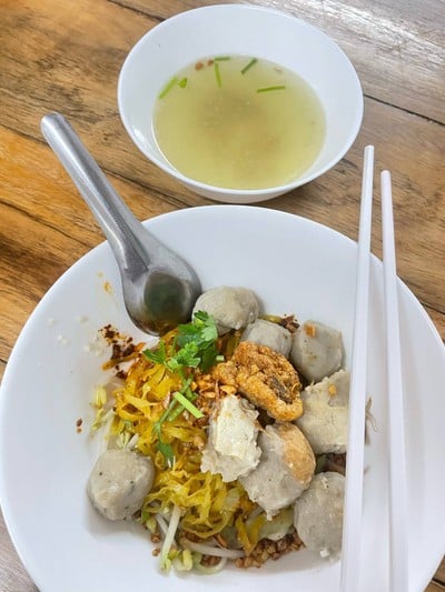 บะหมี่ต้มยำแห้งลูกชิ้นแคะ
