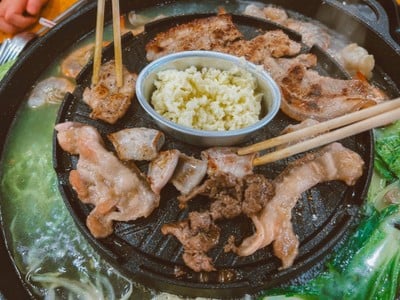 มีทั้งหมูหมักสูตรเจ้าของร้านและหมูสไลด์ให้เลือกทาน และเมนูอื่นๆอีกมากมาย