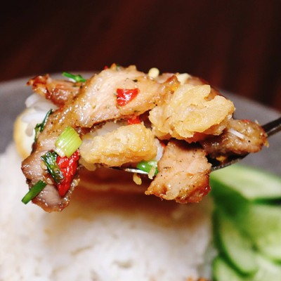 ข้าวคอหมูคั่วพริกเกลือกากหมู